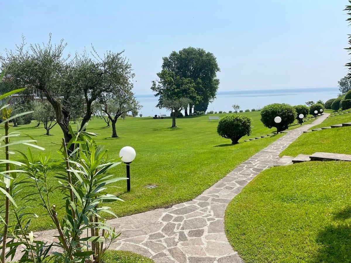 On The Beach Lake View مانربا ديل جاردا المظهر الخارجي الصورة